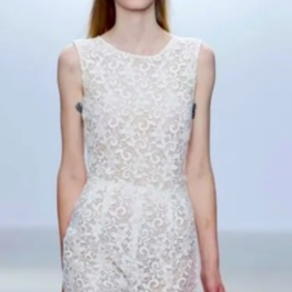 ♥️RUNWY Giambatista Valli lace cream romper